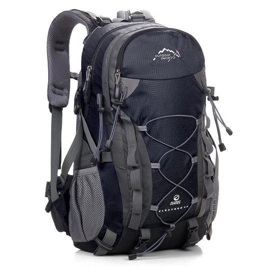 Schwarzer Outdoor-Rucksack, 40L, wasserdicht, mit mehreren Fächern und ergonomischen Trägern.