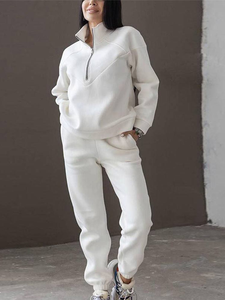 Frau in weißem Jogginganzug, Reißverschluss, bequem, Freizeitmode, Sportbekleidung, Damenmode.