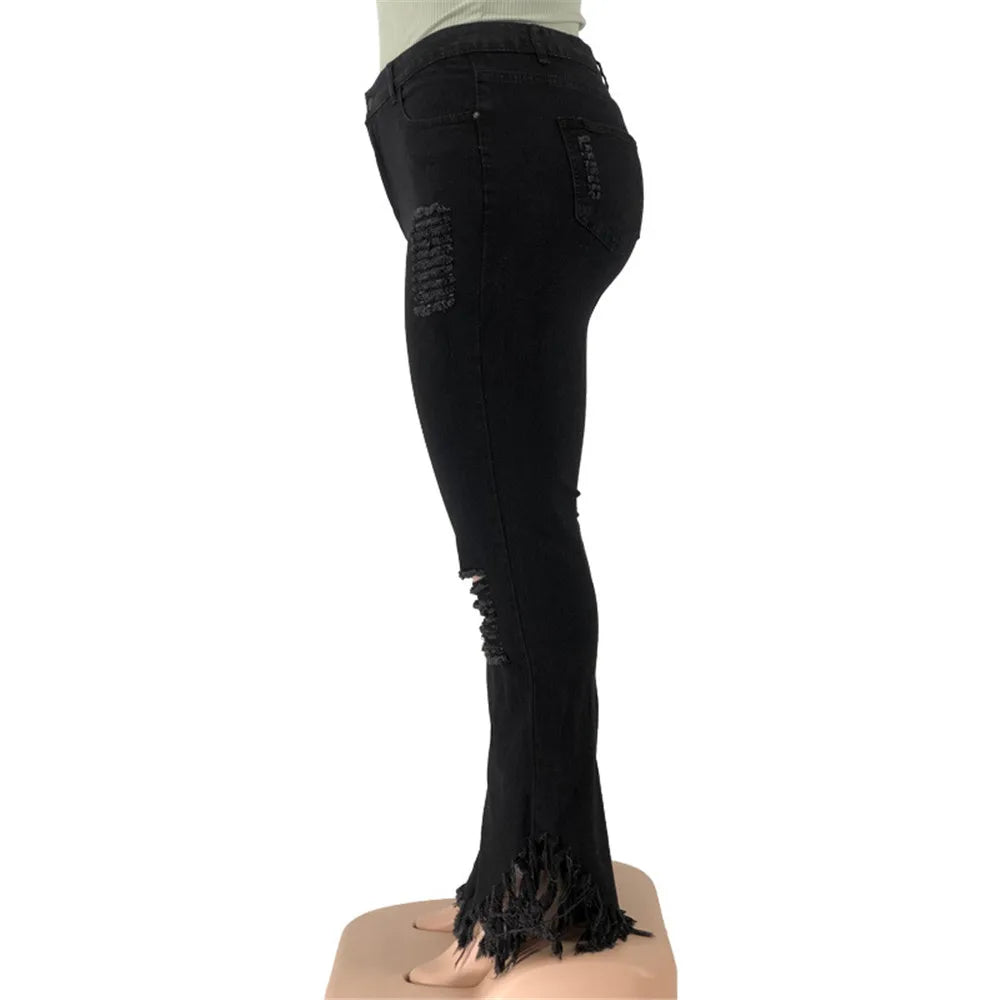 Schwarze Damenjeans mit Fransen, Slim Fit, modisch, aus Baumwolle, seitliche Ansicht.