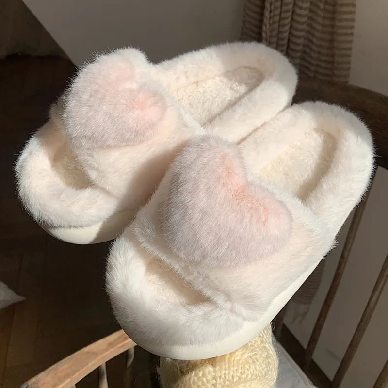 Weiße Plüsch-Hausschuhe mit Herzdesign, flauschig, warm, Damenmode, gemütlich.