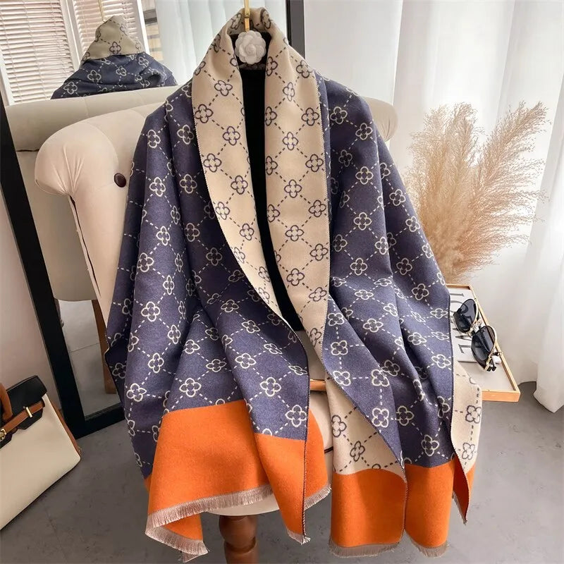 Luxuriöser Schal mit blauem und orangefarbenem Muster, weiches Material, modisches Accessoire.
