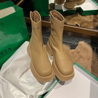 Beige Lederstiefel mit Plateau, Reißverschluss, Damenmode, elegantes Design, Vorderaussicht.