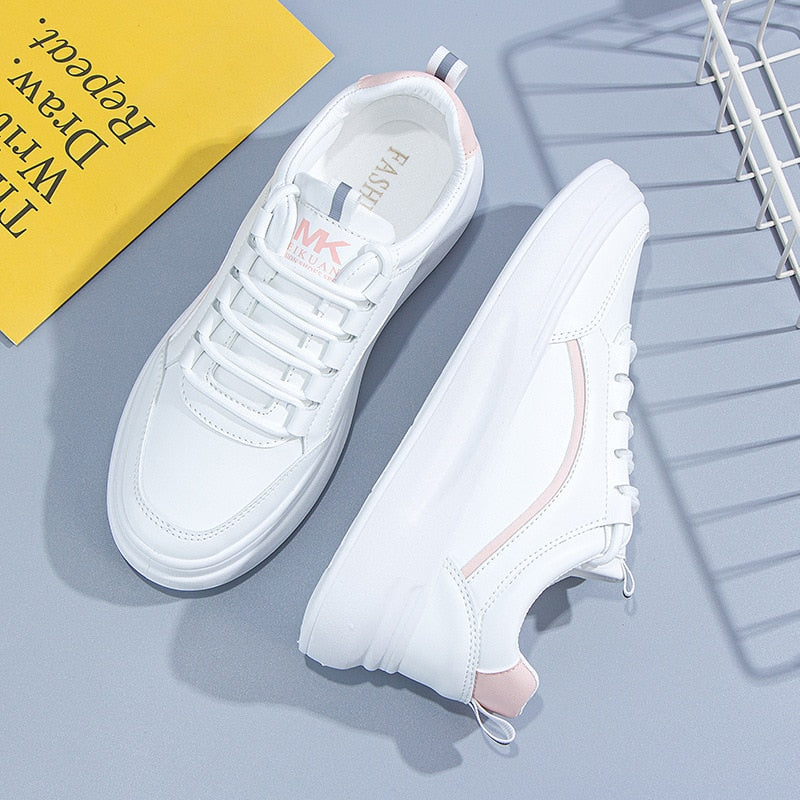 Weiße Damen-Sneaker, Kunstleder, rosa Akzente, lässig, modisch, bequem, flache Sohle.