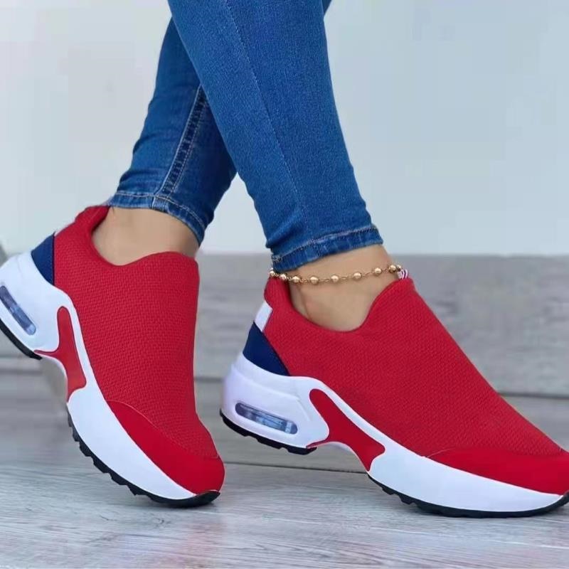 Rote Damen-Sneaker, atmungsaktiv, mit weißer Sohle, ideal für Freizeit und Sport.