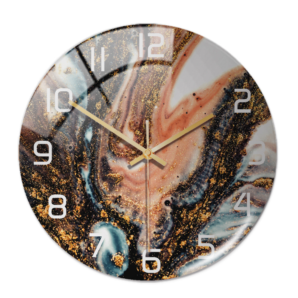 Runde Wanduhr mit Marmor-Design, goldenen Zeigern und Ziffern, moderne Wohnkultur.