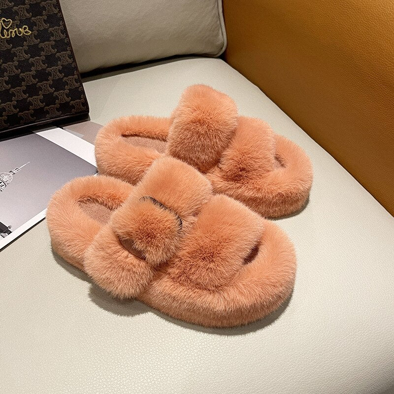 Flauschige rosa Hausschuhe aus Kunstfell auf Sofa, gemütlich, modisch, Damenmode.