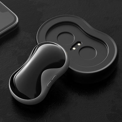 Schwarze kabellose Bluetooth-Ohrhörer mit Ladeetui auf dunklem Hintergrund.