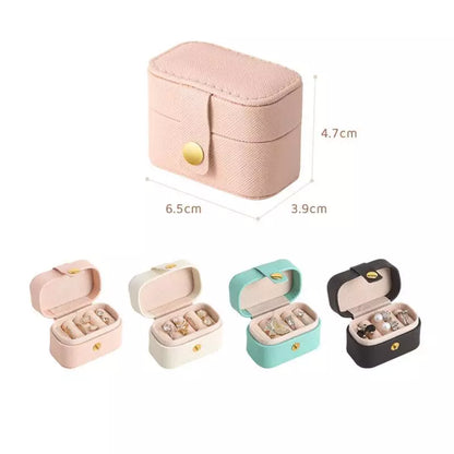 Rosa Schmuckkästchen aus Stoff, kompakt, mit Druckknopf, ideal für Reisen und Aufbewahrung.