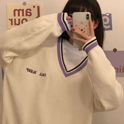 Frau in cremefarbenem Pullover mit V-Ausschnitt und lila Streifen, Selfie, modisch, lässig.