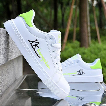 Weiße Sneaker mit grünen Akzenten, Leder, sportlich, Herrenmode, Freizeit, stilvoll.