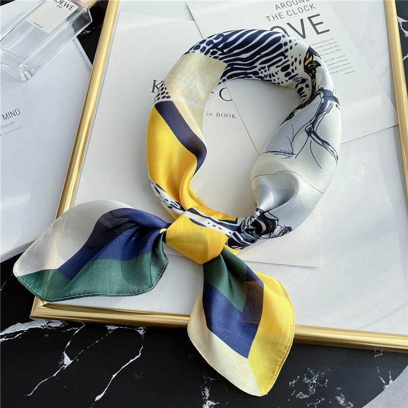 Seidenschal Damen, bunt, abstraktes Muster, quadratisch, modisches Accessoire, elegant.