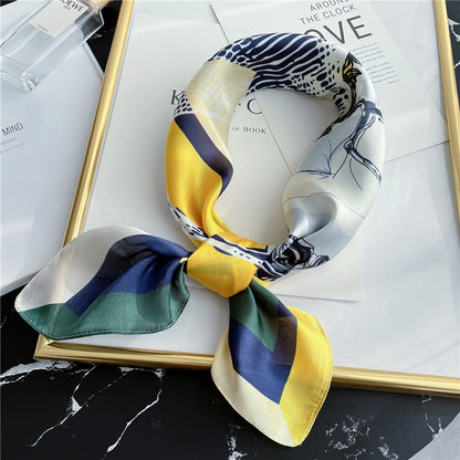 Seidenschal Damen, bunt, abstraktes Muster, quadratisch, modisches Accessoire, elegant.