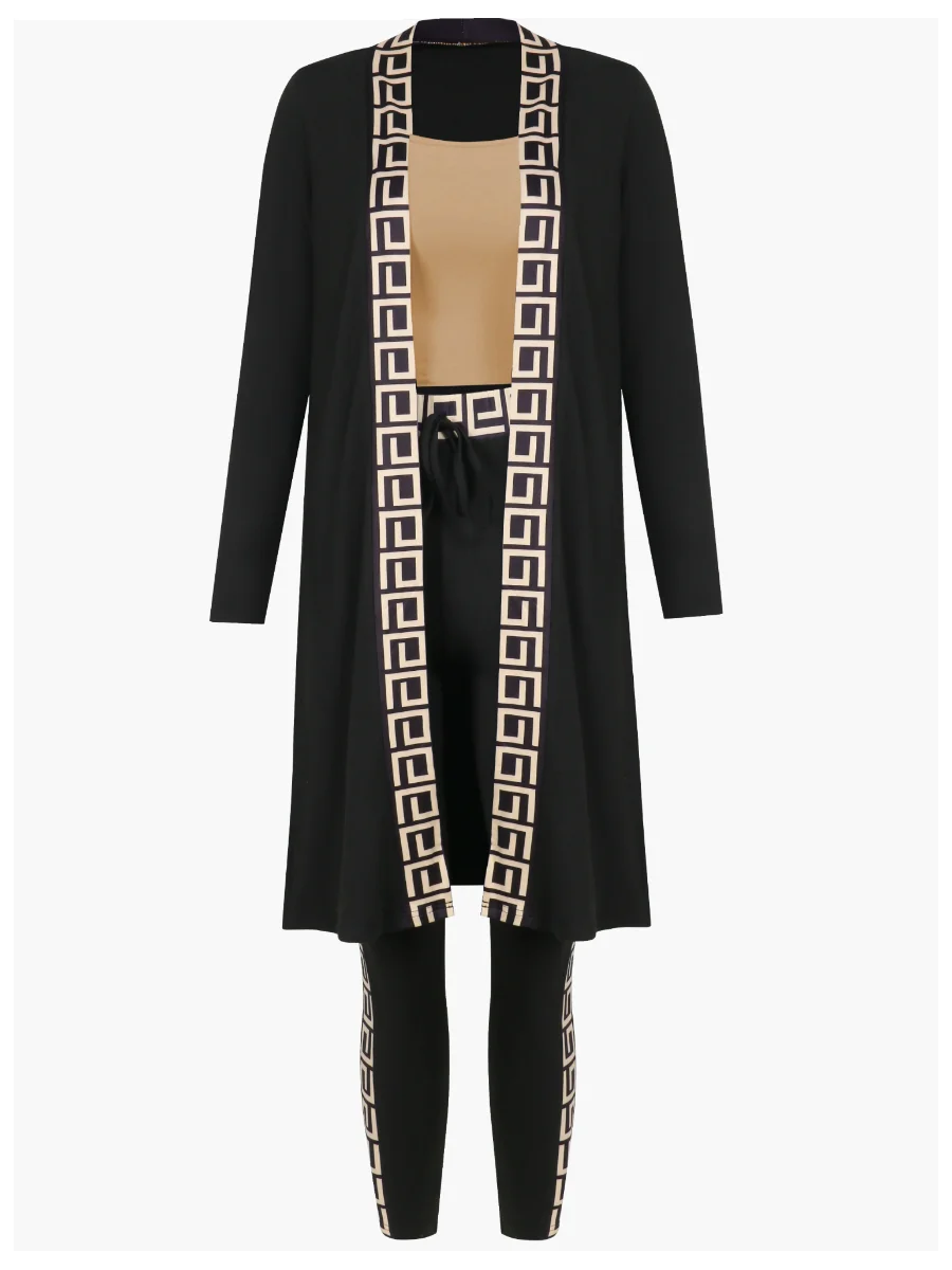 Schwarzer Damen-Cardigan mit geometrischem Muster, beige Top, schwarze Hose, modisch, elegant.