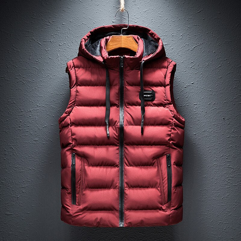 Rote Daunenweste mit Kapuze, Reißverschluss, Taschen, Herrenmode, Winterbekleidung.