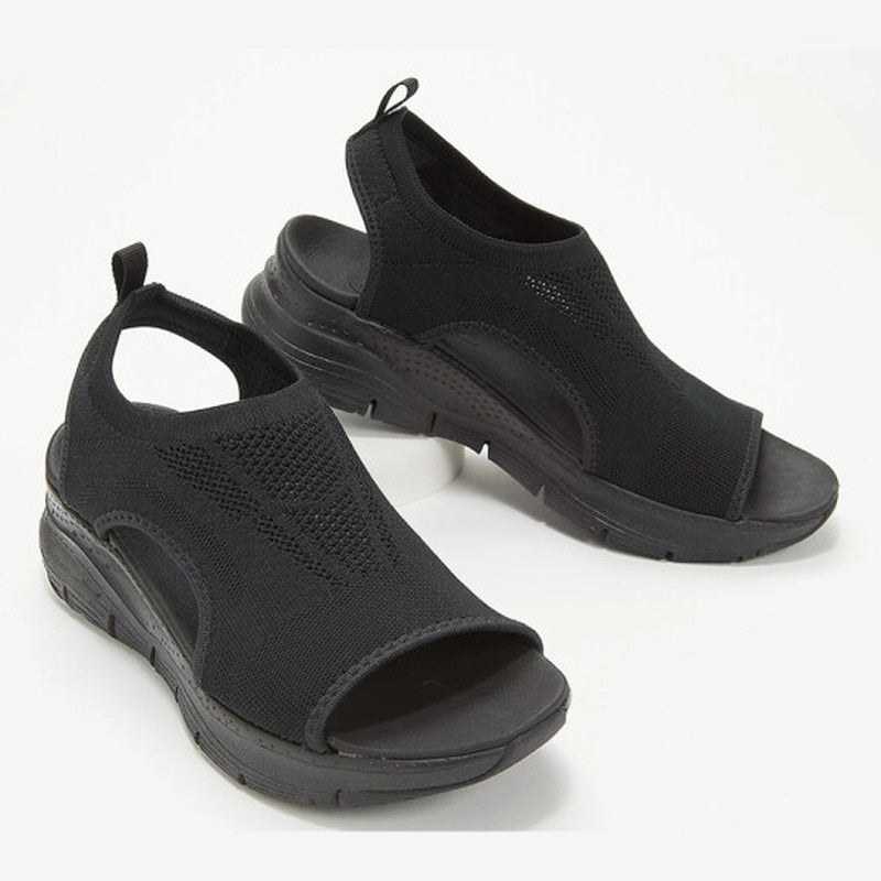 Schwarze Damen-Sandalen, atmungsaktiv, Strickmaterial, Keilabsatz, Sommermode.