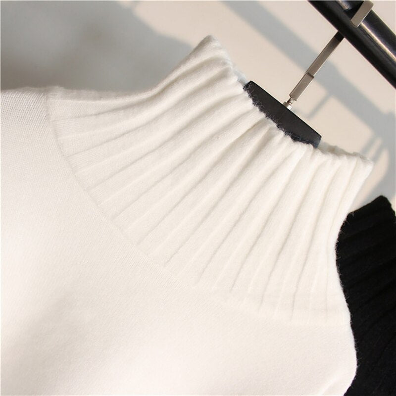 Weißer Rollkragenpullover aus Baumwolle, geripptes Design, Damenmode, Herbst/Winter.