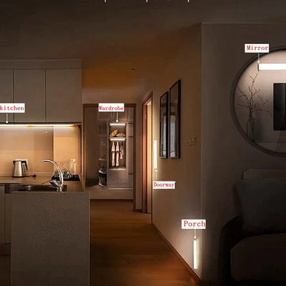 Moderne Innenbeleuchtung, LED-Leisten in Küche, Flur und Spiegel, warmweißes Licht.