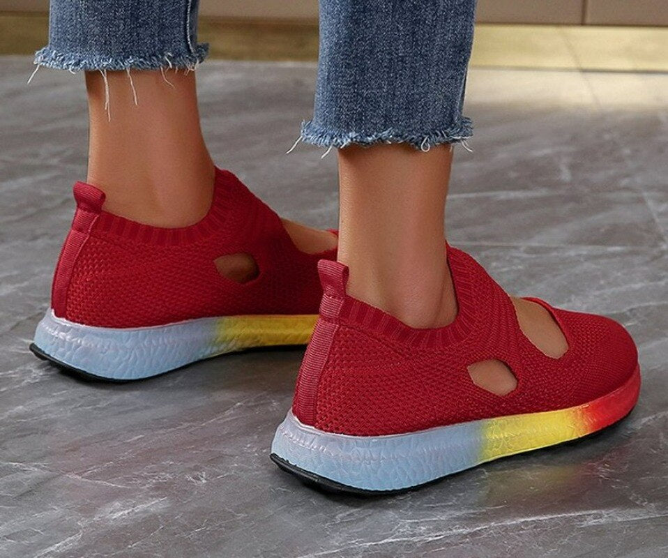 Rote Damen-Sneaker mit Cut-Outs, leuchtende Sohle, Strickmaterial, Freizeitmode, Jeans.