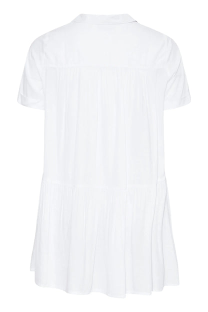 Weiße Damenbluse, kurzärmelig, aus leichtem Stoff, ideal für Sommermode.