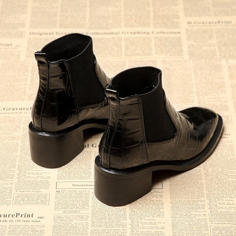 Schwarze Chelsea Boots aus Leder mit Krokodilprägung, elegantes Design, Damenmode.