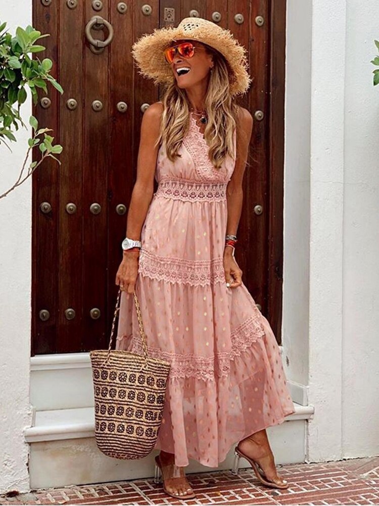 Frau in rosa Spitzenkleid mit Strohhut und Korbtasche vor Holztür, Sommermode.