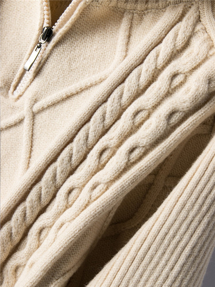Beige Strickpullover mit Zopfmuster, Reißverschluss, weiche Wolle, modisch, warm, gemütlich.