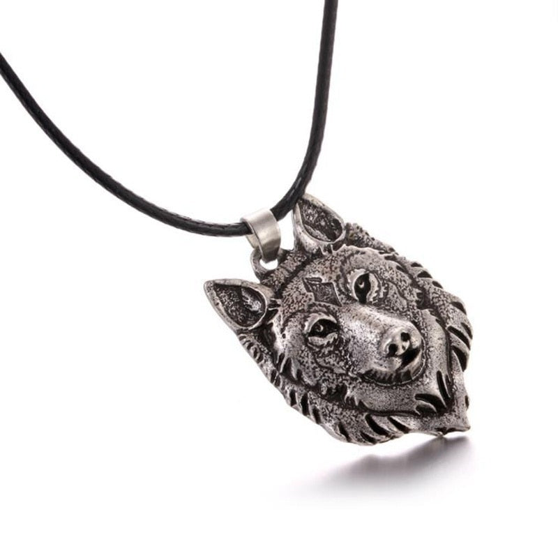 Silberner Wolfskopf-Anhänger an schwarzem Lederband, Herren-Halskette, Schmuckaccessoire.