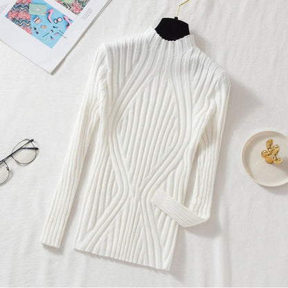 Weißer gerippter Rollkragenpullover aus Strick auf Tisch, modisch, elegant, Damenbekleidung.