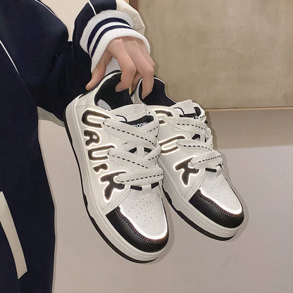 Weiße Sneaker mit schwarzem Schriftzug, modisches Design, Freizeitschuhe für Damen und Herren.