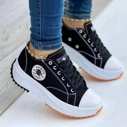 Schwarze Damen-Sneaker mit weißer Sohle, modisches Design, lässige Straßenschuhe.