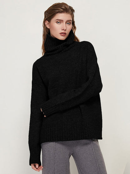 Frau in schwarzem Rollkragenpullover aus Wolle, modisch, elegant, Herbstmode, Damenbekleidung.