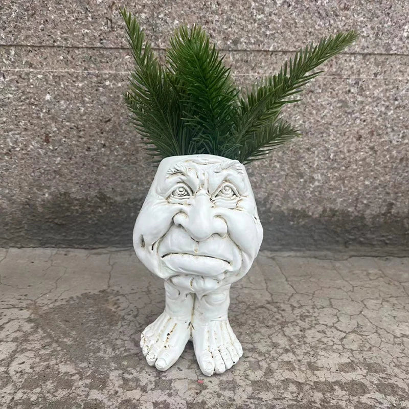 Weißer Keramik-Blumentopf in Gesicht-Form mit grünen Pflanzen, dekorativer Pflanzkübel.