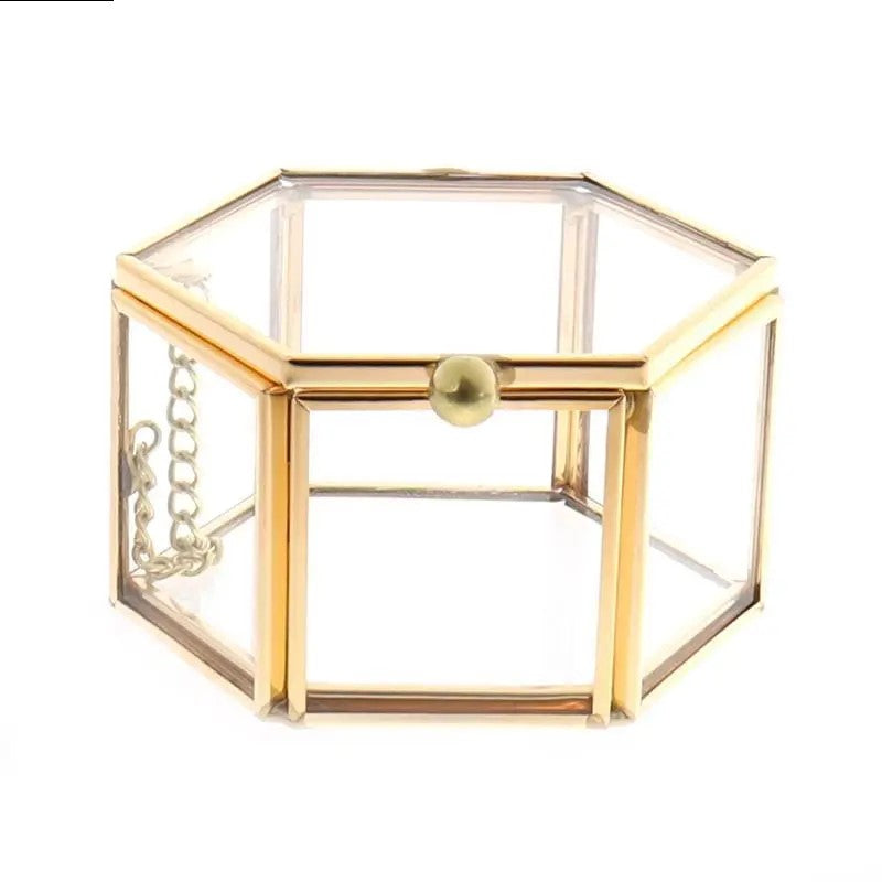 Goldene sechseckige Glasbox mit Kette, Schmuckaufbewahrung, transparent, modern.