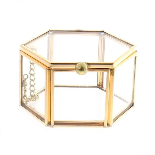 Goldene sechseckige Glasbox mit Kette, Schmuckaufbewahrung, transparent, modern.