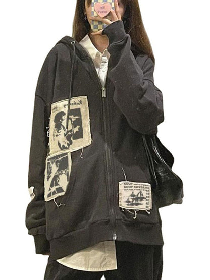 Schwarzer Oversize-Hoodie mit grafischen Patches, Reißverschluss, lässiger Streetwear-Stil.