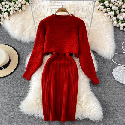 Rotes Strickkleid-Set mit langen Ärmeln auf weißem Fellteppich, elegantes Damenoutfit.