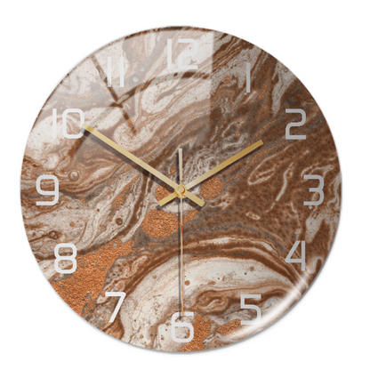 Runde Wanduhr mit Marmor-Design, braun-weiß, goldene Zeiger, modernes Dekor.