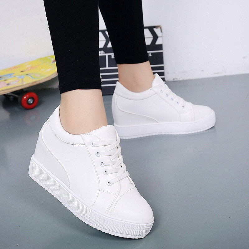 Weiße Damen-Sneaker, Plateau, Leder, modisch, bequem, Freizeit, Schuhe, sportlich.