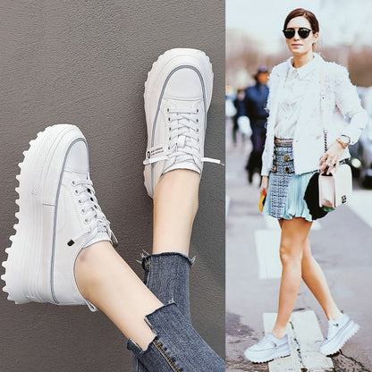 Weiße Plateau-Sneaker Damen, modisch, lässig, Streetstyle, Jeans, Frühlingsmode.