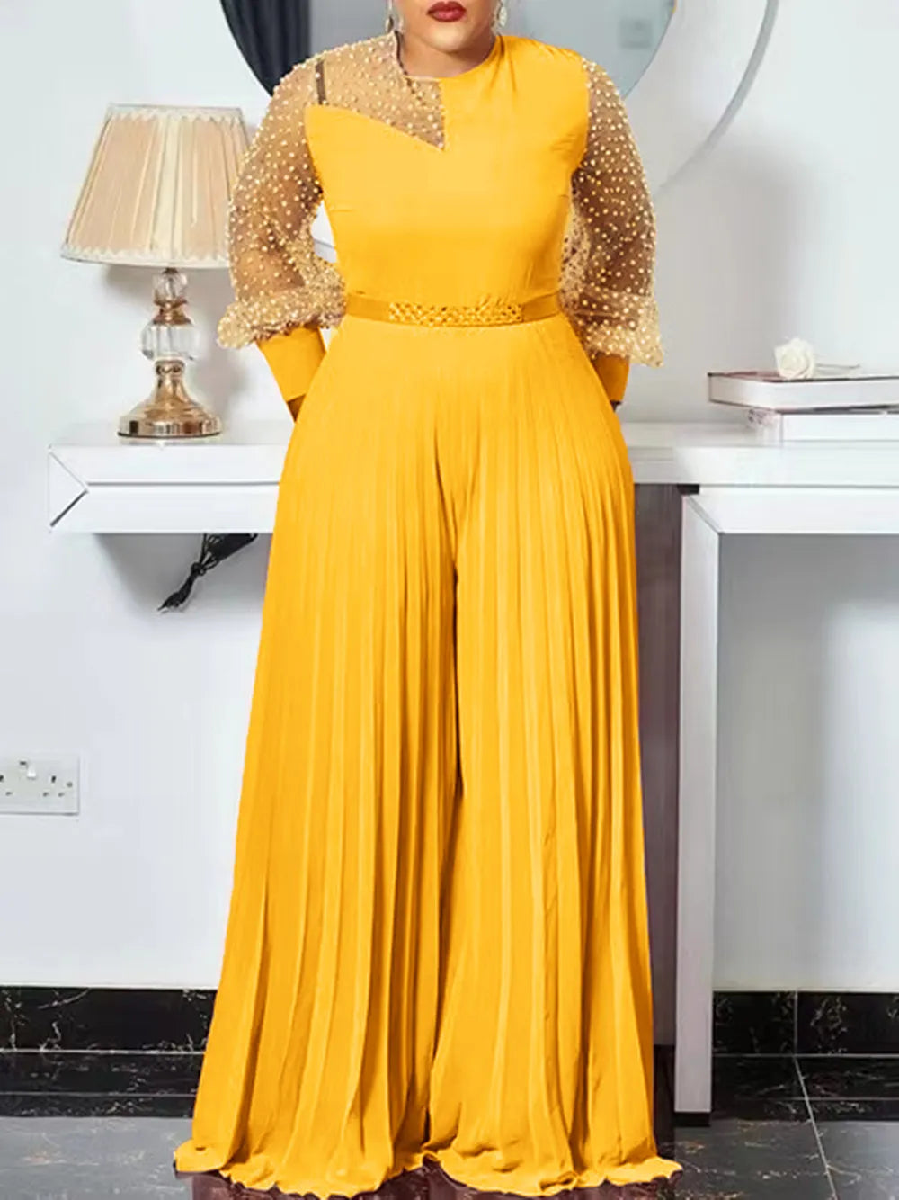 Gelber Jumpsuit mit transparenten Ärmeln, Perlendetails, elegantes Design, Damenmode.