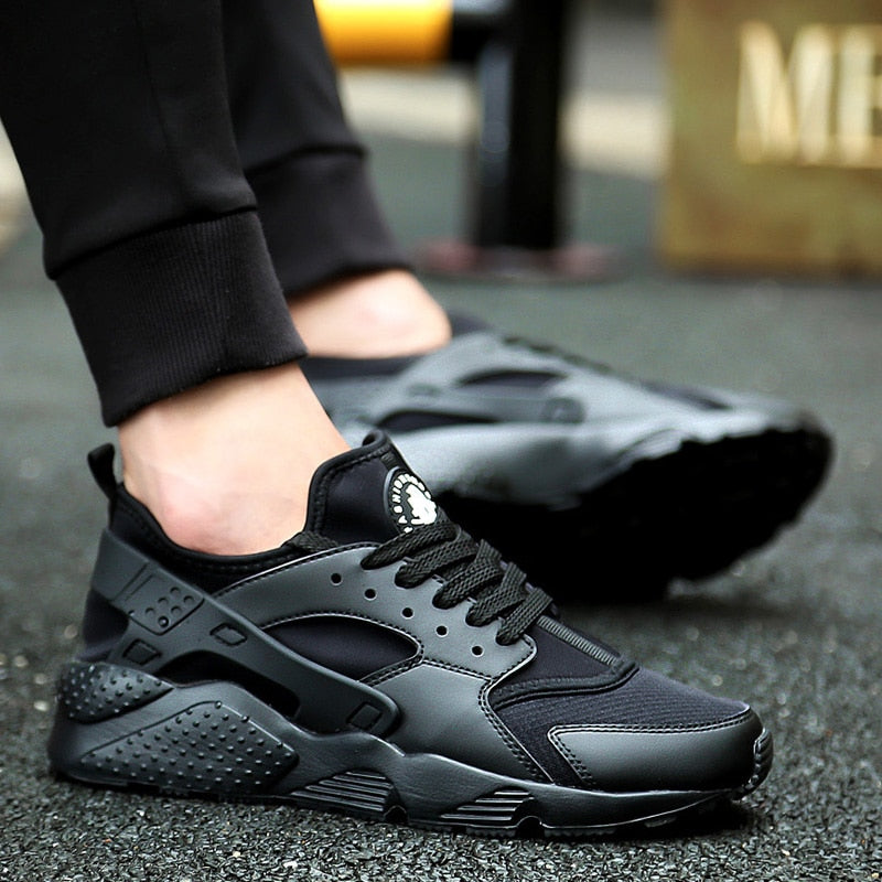 Schwarze Herren-Sneaker, atmungsaktiv, sportlich, Straßenlauf, modisch, bequem.