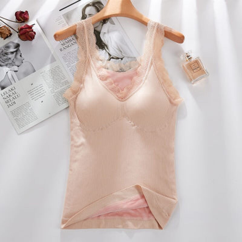 Beiges Damen-Spitzenunterhemd auf Holzkleiderbügel, elegantes Design, weiches Material.
