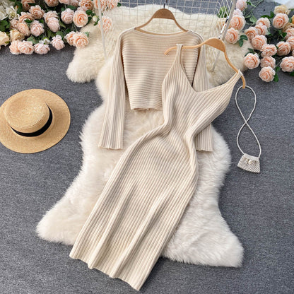 Beiges Strickkleid und Pullover-Set auf Fellteppich, elegantes Damenoutfit, Herbstmode.
