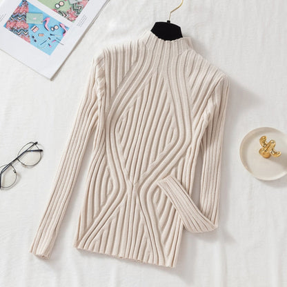 Beige Damenpullover aus Strick, langärmelig, mit geometrischem Muster, auf weißem Hintergrund.