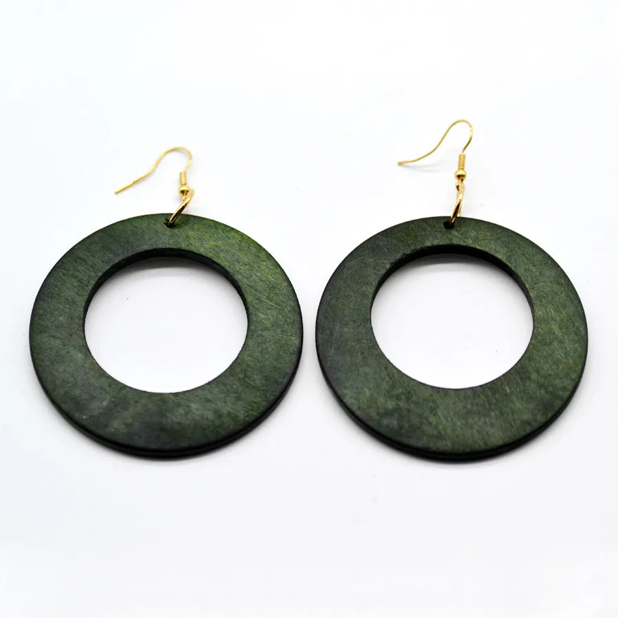 Runde Ohrringe aus Holz, dunkelgrün, mit goldenen Haken, modisches Accessoire für Damen.