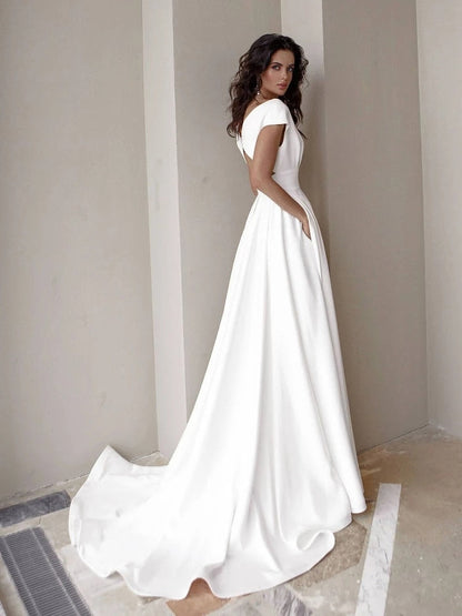 Brautkleid aus Satin, weiß, mit kurzen Ärmeln und langer Schleppe, elegantes Design.