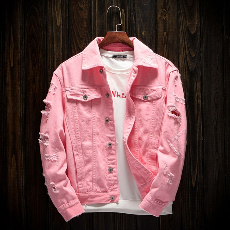 Rosa Jeansjacke mit Rissen, Herrenmode, Denim, lässiger Stil, Holzkleiderbügel.
