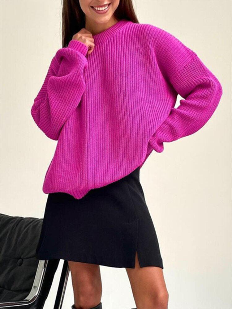 Frau in pinkem Strickpullover und schwarzem Rock, modisch, Herbstmode, Damenbekleidung.