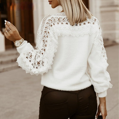 Frau in weißem Spitzenpullover, blonde Haare, schwarze Hose, modisch, elegant, Straße.