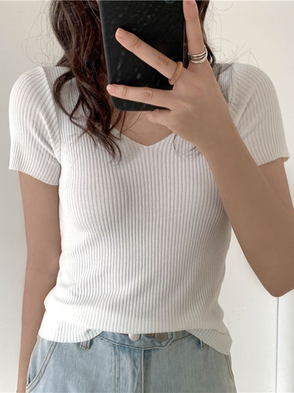 Frau in weißem, geripptem T-Shirt, Selfie, Smartphone, lässige Mode, Sommerkleidung.